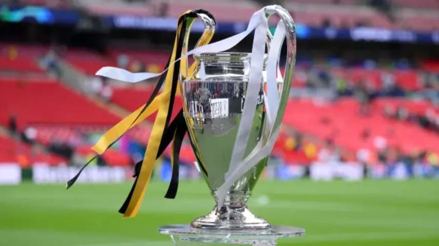  La copa de la Champions League en la final entre Borussia Dortmund y el Real Madrid 