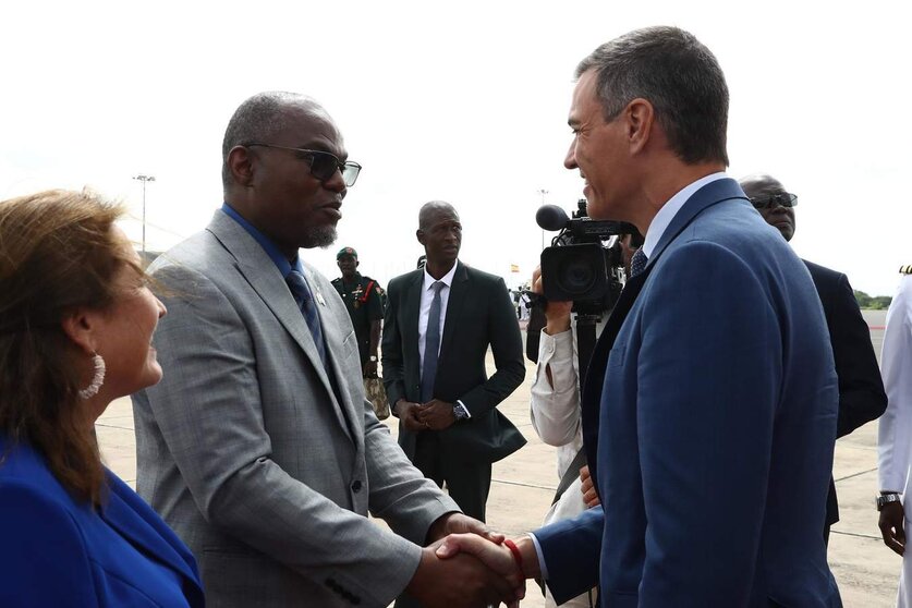  El presidente de Gambia, Adama Barrow (c), recibe al presidente del Gobierno de España, Pedro Sánchez (d), a su llegada a un encuentro en Gambia 