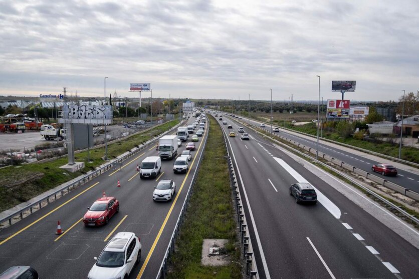  Varios coches circulan por la autovía A5 (Imagen de archivo). - A. Pérez Meca - Europa Press 