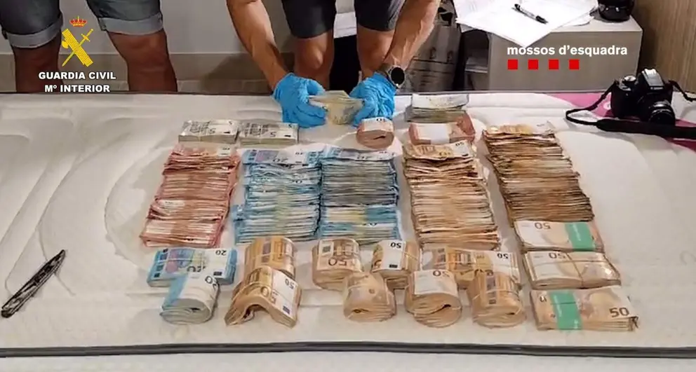  Dinero en efectivo robado en un banco de Vinaròs (Castellón) - GUARDIA CIVIL | EP 