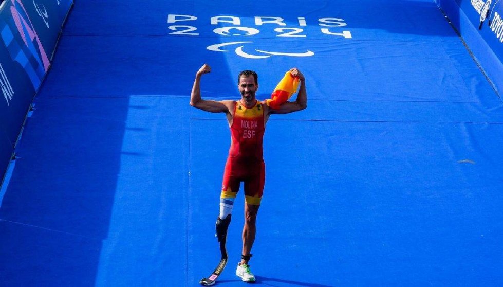  El triatleta español Dani Molina tras ganar la medalla de oro en la prueba de triatlón de los Juegos Paralímpicos de París 2024 