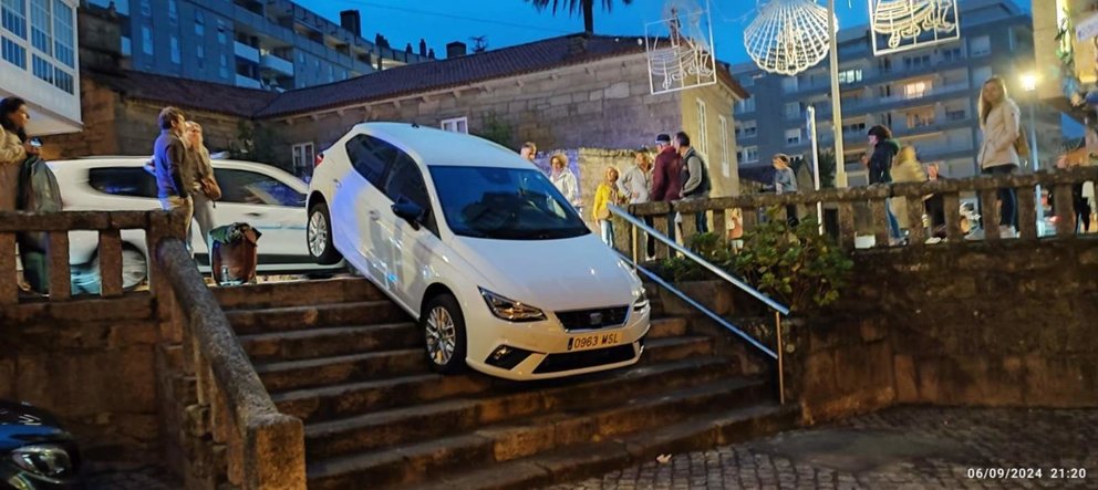  Coche encajado en una escalera en Sanxenxo. - CONCELLO DE SANXENXO | EP 