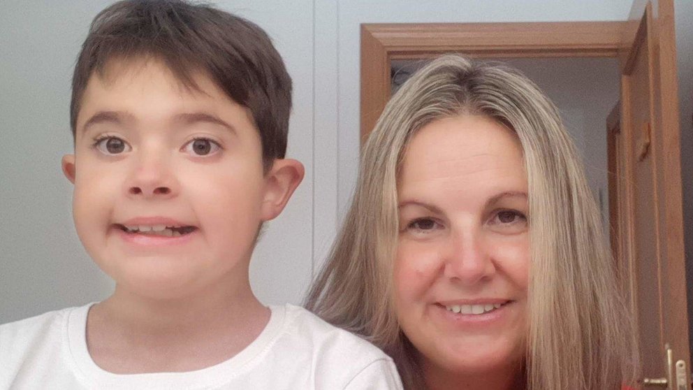  Alonso y su madre Silvia. FOTO CEDIDA POR SILVIA ÁVILA DE LA ASOCIACIÓN DUCHENNE PARENT PROJECT | RTVE 