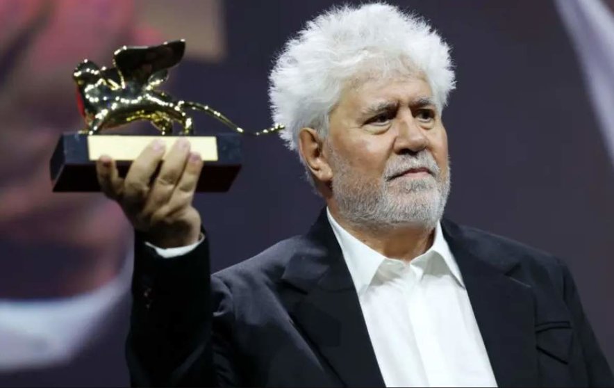  Pedro Almodóvar levantando su León de Oro 