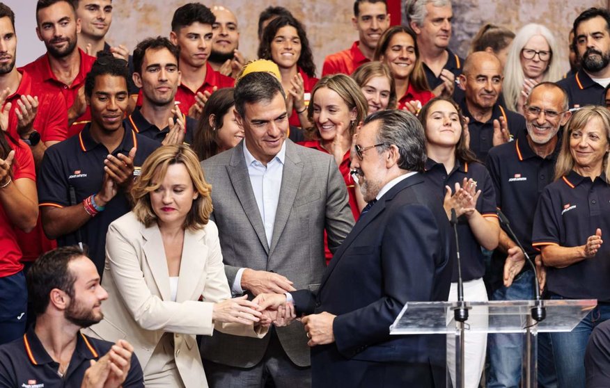  Archivo - (I-D) La ministra de Educación, Formación Profesional y Deportes, Pilar Alegría; el presidente del Gobierno, Pedro Sánchez, y el presidente del Comité Paralímpico Español y presidente de la ONCE, Miguel Carballeda, durante la recepción que Sánch - Carlos Luján - Europa Press - Archivo 