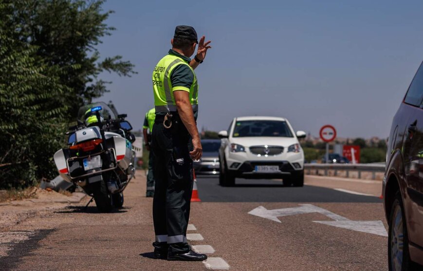  Archivo - Un agente de la Guardia Civil durante un control en la autovía A-5, en la primera operación salida del verano de 2022, a 1 de julio de 2022, en Madrid (España). El dispositivo desplegado por la Dirección General de Tráfico (DGT) para la primera - Alejandro Martínez Vélez - Europa Press - Archivo 