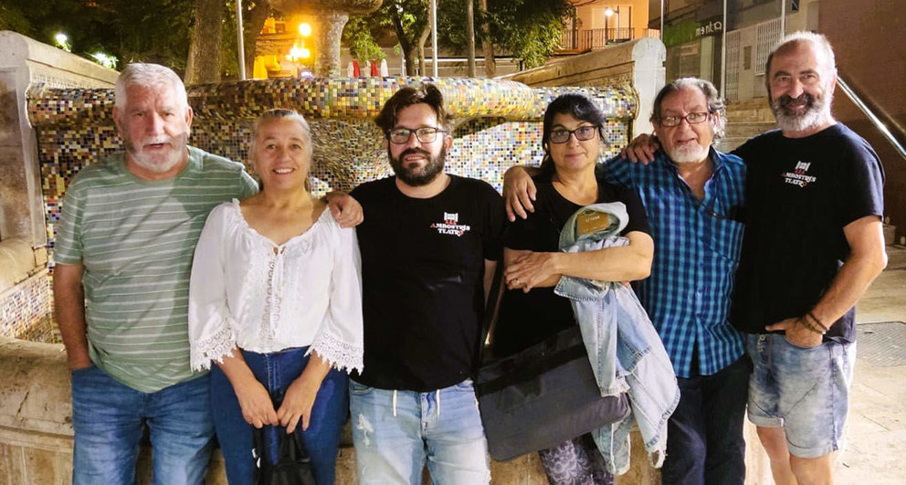  Juan Camacho, autor de la obra 'De mi cuando yo muera' en un paseo por Valdepeñas, junto a amigos, actores y director de la obra | NP Grupo Oretania 