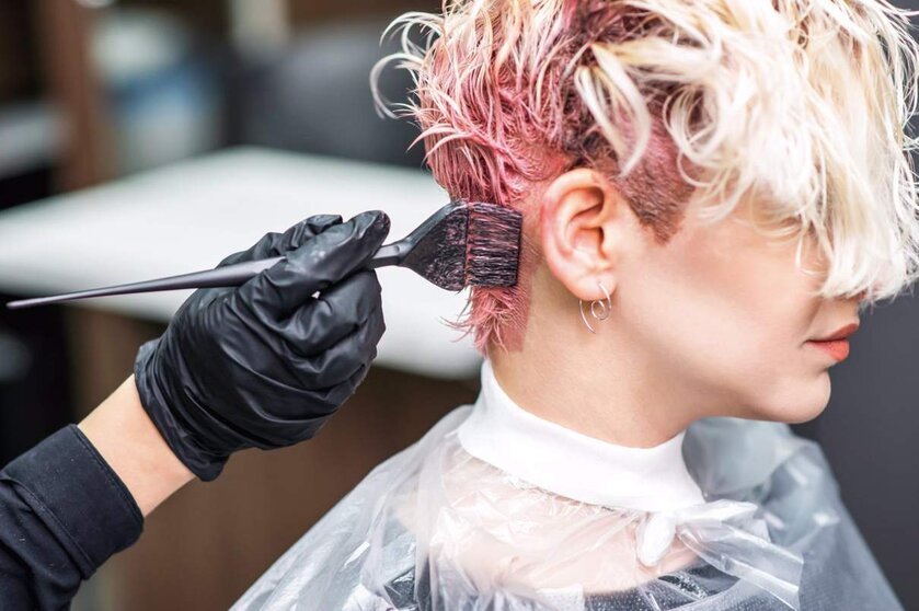  Mujer tiñéndose el pelo en una peluquería, tinte. - OKSKUKURUZA | EP 