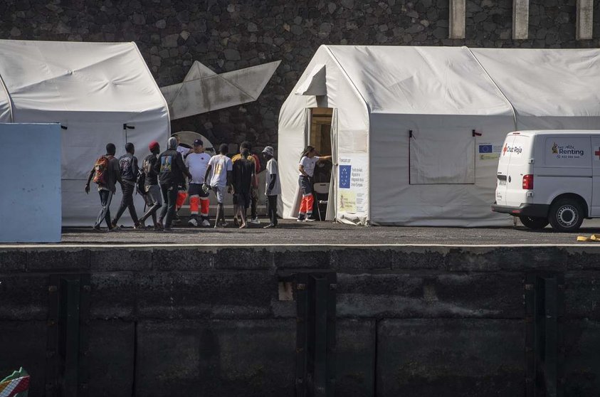  Migrantes desembarcan de un primer cayuco a su llegada al puerto de La Restinga, a 22 de agosto de 2024, en El Hierro, Canarias (España). El primer cayuco que ha llegado a la isla contaba con 188 migrantes, entre ellos 14 mujeres. Tras el desembarco varia - Antonio Sempere - Europa Press 