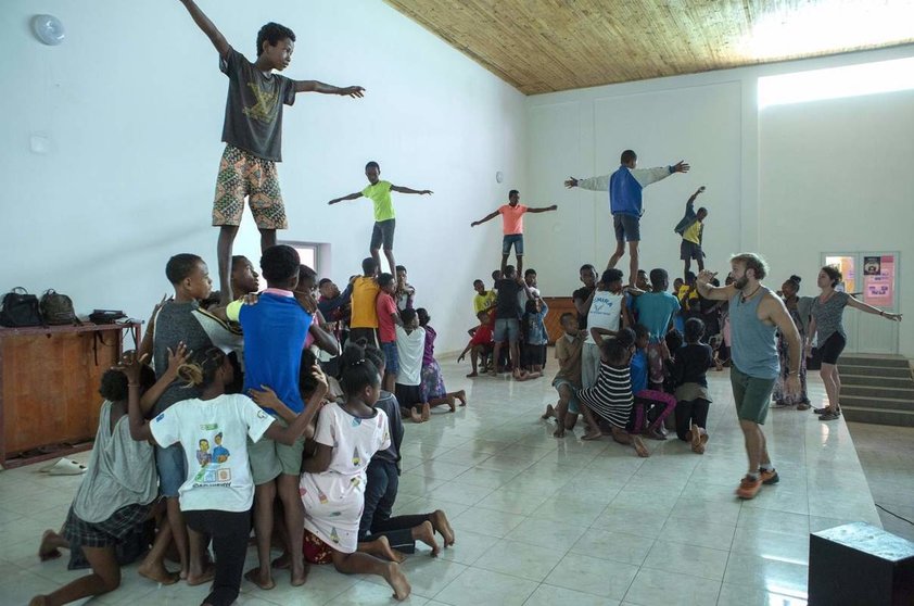  Carlos Martos dirige uno de los ensayos de la ópera solidaria en Tulear (Madagascar), gracias a la ONG Ópera Sin Fronteras. - BENITO PAJARES (ÓPERA SIN FRONTERAS) | EP 