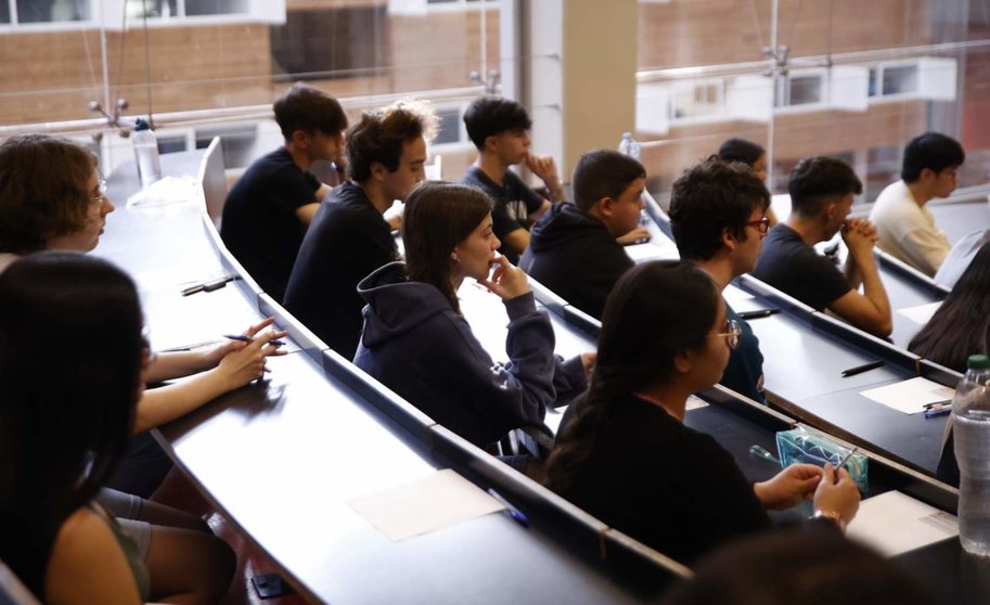  Archivo - Estudiantes en un aula el primer día de los exámenes de selectividad, en la UPF Ciutadella, a 4 de junio de 2024, en Barcelona, Catalunya (España). - Kike Rincón - Europa Press - Archivo 