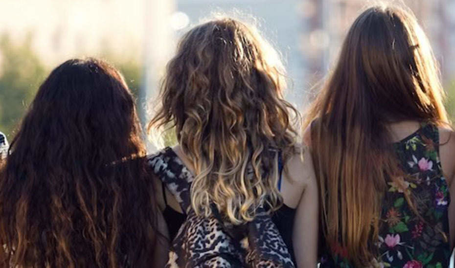  Tres jóvenes de etnia gitana paseando 