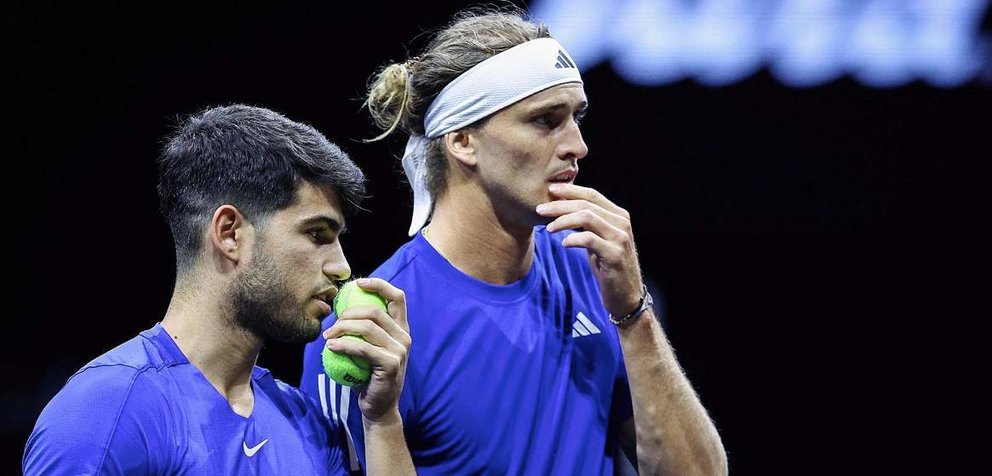  Carlos Alcaraz y Alexander Zverev, en el partido de dobles de la primera jornada de la Laver Cup 2024 RONNY HARTMANN / AFP | RTVE 