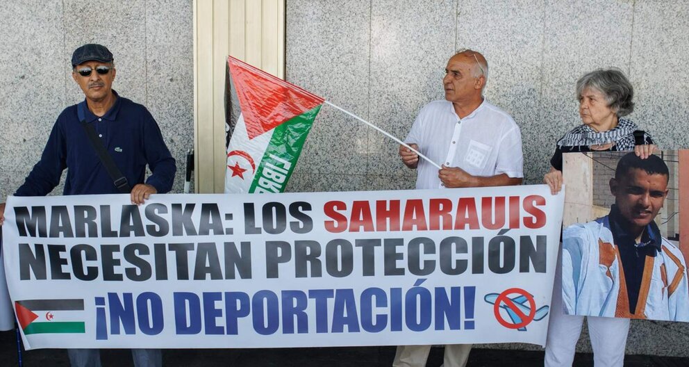  Varias personas apoyan con pancartas a los saharauis que piden asilo en el aeropuerto Adolfo Suárez Madrid-Barajas - Alejandro Martínez Vélez - Europa Press 