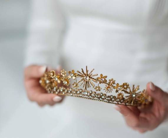  Consejos para llevar una tiara de novia según dos expertas en estas piezas artesanales 