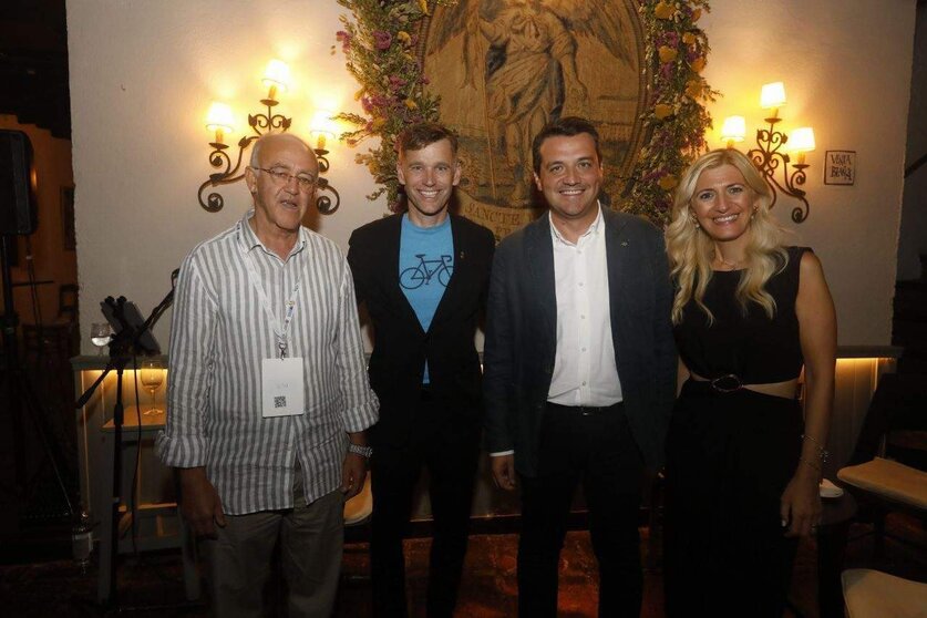  En la imagen, junto al alcalde de Córdoba y a la delegada de Centro Histórico, de izquierda a derecha, Mohamed Benchekroun, representante del Ayuntamiento de Marrakech encargado de la OCPM, y el presidente de la OCPM,  Bruno Marchand. 