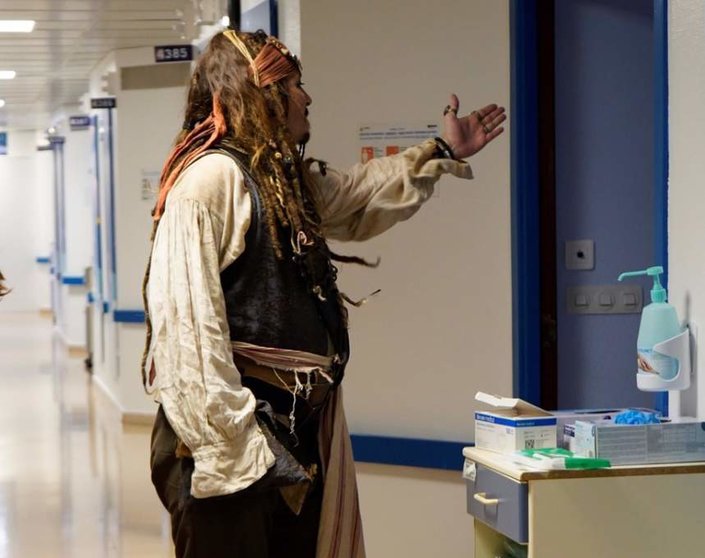  El actor Johnny Depp visita a los niños del hospital Donostia caracterizado como el capitán Jack Sparrow. - IREKIA 