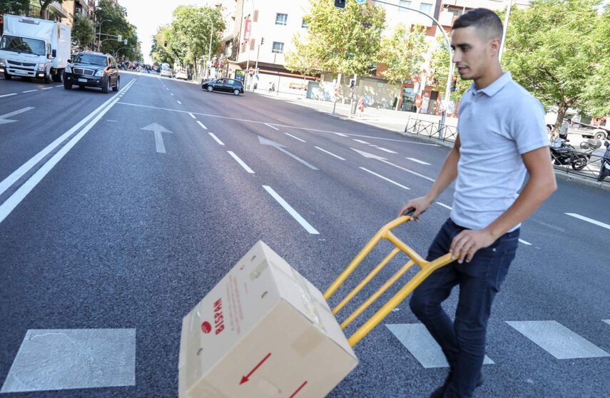  Archivo - Un hombre traslada una caja con material en una carretilla. - Jesús Hellín - Europa Press - Archivo 