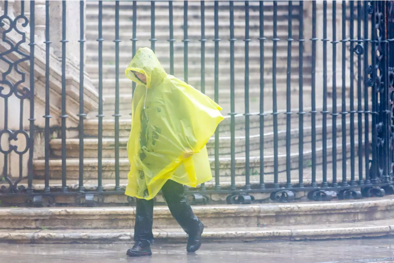  El paraguas y los impermeables han sido los protagonistas por las intensas lluvias. Fuente: Europa Press 