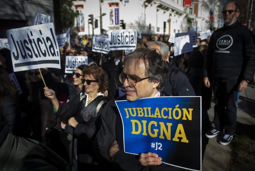  Archivo - Varias personas protestan durante una manifestación de abogados y procuradores. - Juan Barbosa - Europa Press - Archivo 