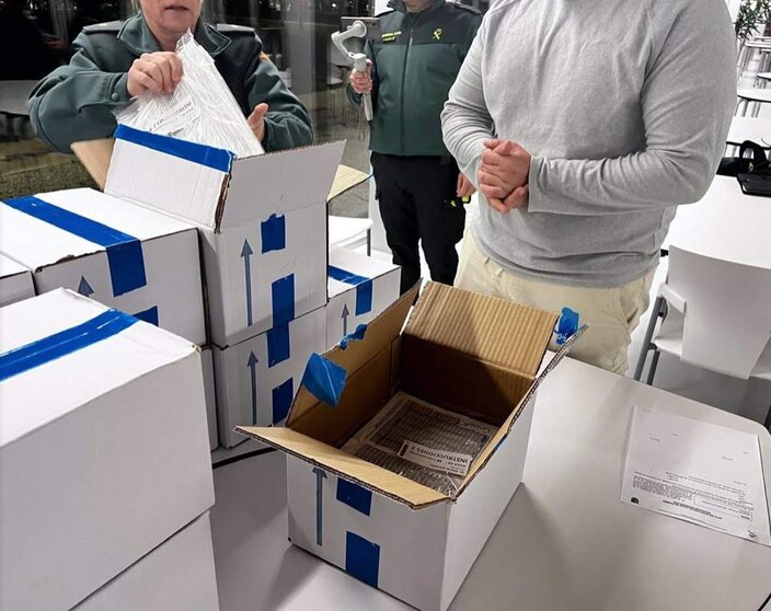  Agentes de la Guardia Civil custodian y comprueban las cajas que contienen las pruebas de oposición para ingresar al Instituto Armado - GUARDIA CIVIL | EP 