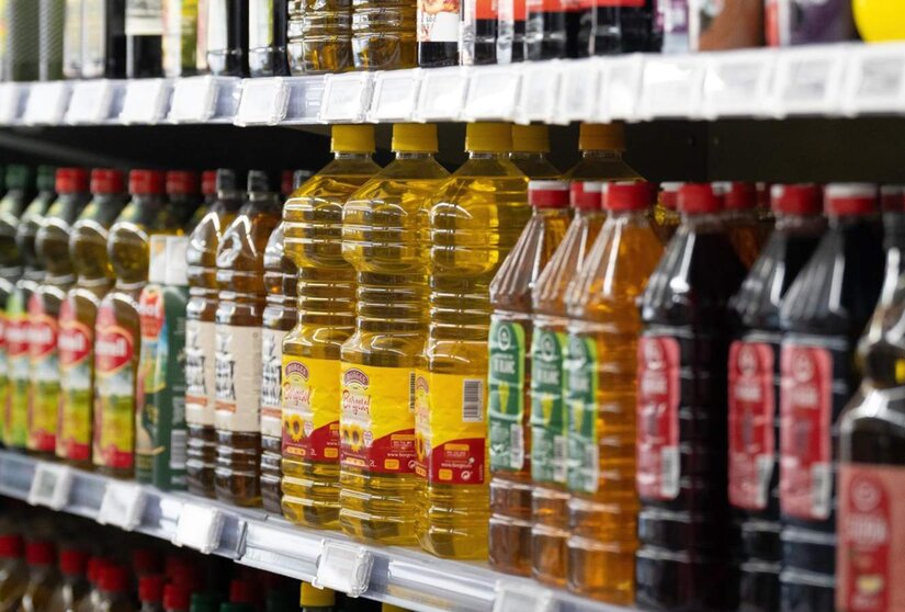  Archivo - Varias botellas de aceite en un lineal del supermercado - David Zorrakino - Europa Press - Archivo 