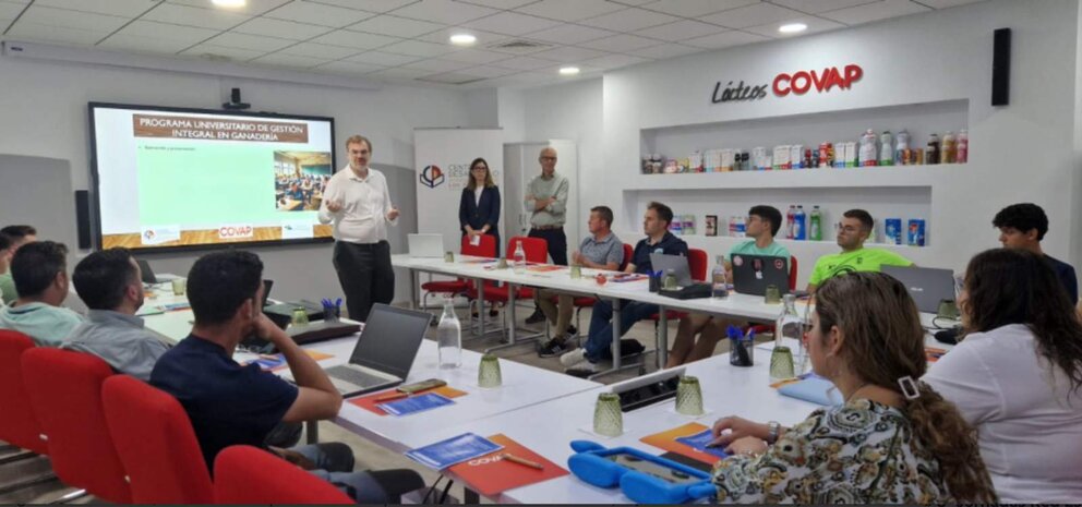  Alfonso Carbonero, director del Centro, inaugura el curso. 