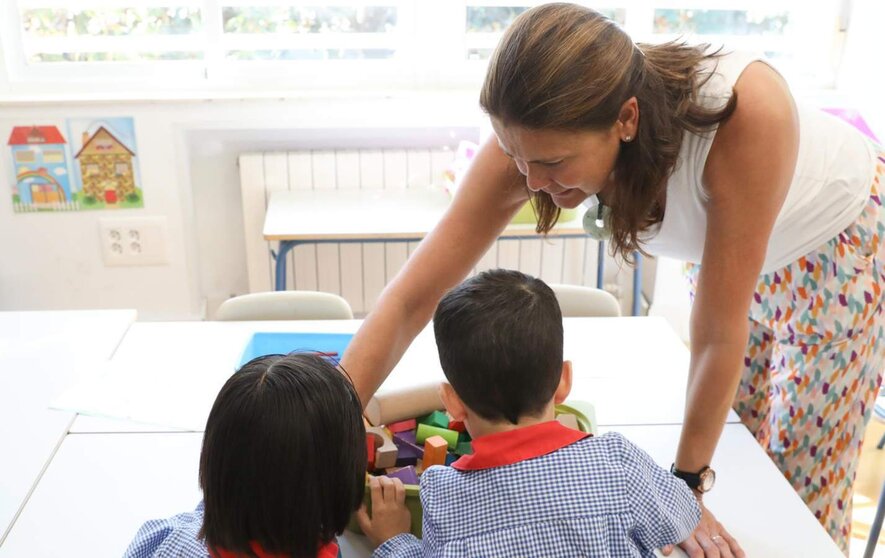  Archivo - Una profesora en una clase con dos alumnos - Marta Fernández - Europa Press - Archivo 