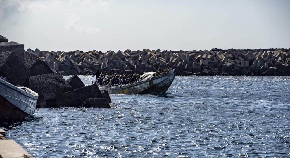  Varios migrantes a su llegada al puerto de La Restinga, a 22 de septiembre de 2024, en El Hierro, Canarias (España) - Antonio Sempere - Europa Press 