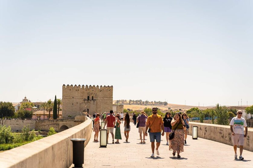  Archivo - Turistas y cordobeses se resguardan del sol para hacer frente a las altas temperaturas registradas en Córdoba. - Guillermo Morales - Europa Press - Archivo 