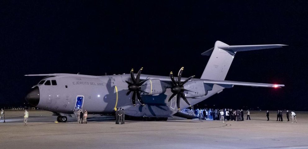  Archivo - EP- Selección fotos 2021: Varios afganos llegan a la Base Aérea de Torrejón de Ardoz, en el primer vuelo con refugiados afganos procedente de Islamabad a 11 de octubre de 2021, en Torrejón de Ardoz, Madrid (España). - A. Pérez Meca - Europa Press - Archivo 