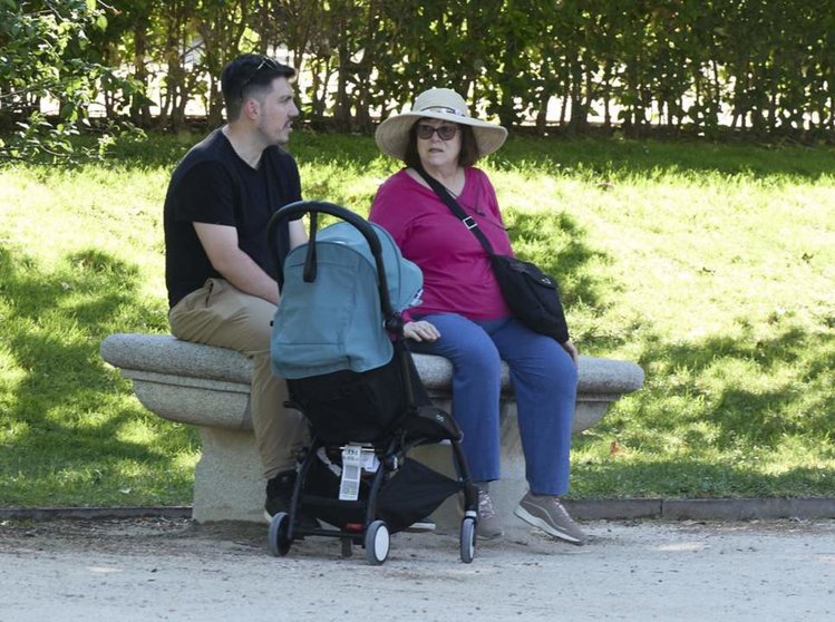  Archivo - Un hombre y una mujer con un carrito de bebé en el parque de El Retiro. - Jesús Hellín - Europa Press - Archivo 