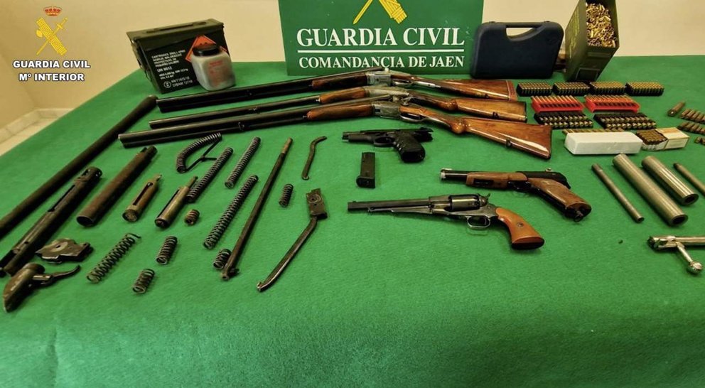  La Guardia Civil desmantela una trama de tráfico ilegal de armas y municiones en provincias de Andalucía y Valencia - GUARDIA CIVIL 