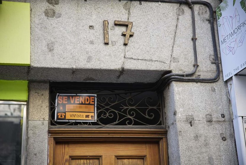  Cartel de una vivienda en venta en el escaparate en el barrio de Almagro - Jesús Hellín - Europa Press 