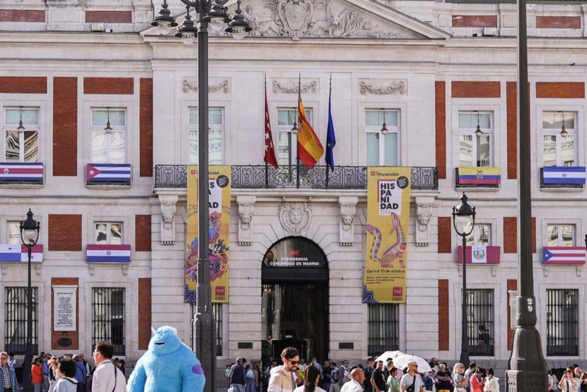  Arranca Hispanidad 2024 con la Real Casa de Correos engalanada con las banderas de las 32 nacionalidades participantes - COMUNIDAD DE MADRID | EP 