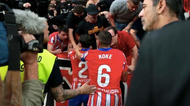  José María Gimenez y Koke of Atletico hablando con unos ultras del Frente Atlético después de que el Atlético-Real Madrid fuera detenido por los objetos arrojados a Courtois - Getty Images | 20 minutos 