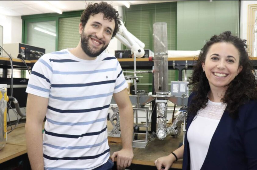  Los investigadores Rocío Rincón y Francisco Javier Morales, en el laboratorio junto al nuevo diseño. 