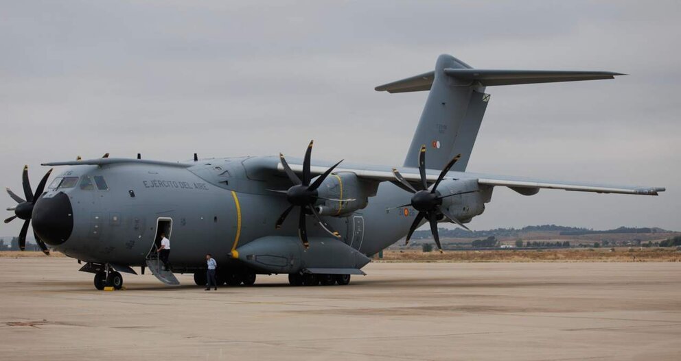  Un Airbus A400M durante la presentación del logo que se ha diseñado con motivo del X aniversario de la proclamación del Rey, en la base aérea de Torrejón de Ardoz, a 25 de septiembre de 2024, en Torrejón de Ardoz, Madrid (España). - Alejandro Martínez Vélez - Europa Press 