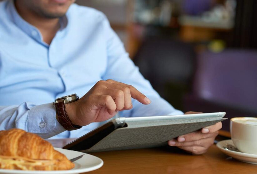  Hombre junto a una tablet 