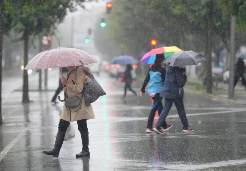  Varias personas caminan bajo la lluvia, - Álvaro Ballesteros - Europa Press 