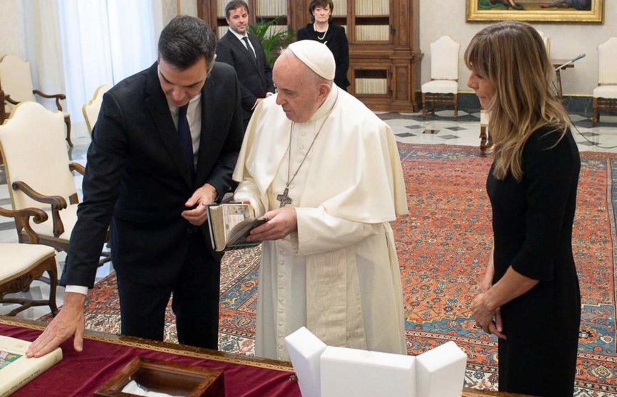  Archivo - El presidente del Gobierno, Pedro Sánchez, intercambia regalos con el Papa durante su visita en el Vaticano, acompañado de su esposa Begoña Gómez. A 24 de octubre de 2020 en el Vaticano - PONTIFEX - Archivo 