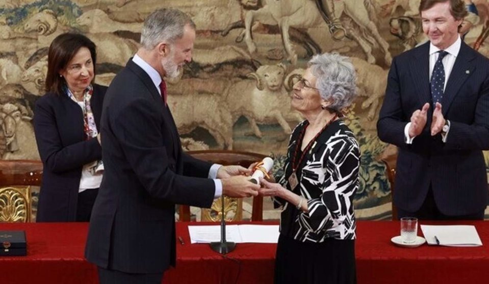  El Rey, Felipe VI, entrega el galardón a la historiradora estadounidense, Carla Rahn Phillips, a 11 de octubre del 2024. - CASA DE S.M. EL REY 