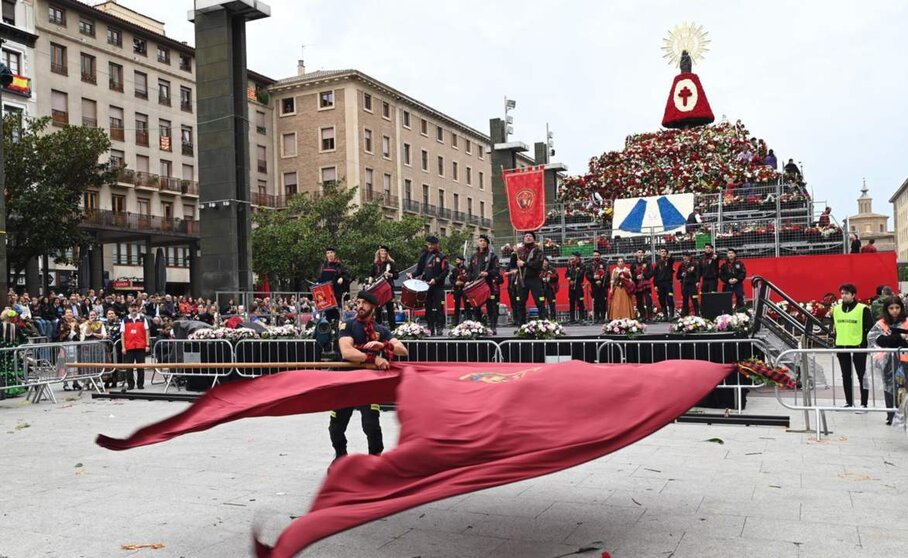  Un abanderado durante la Ofrenda floral a la Virgen del Pilar - Ramón Comet - Europa Press 