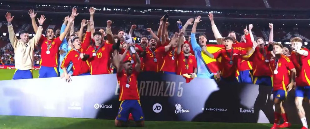  La Selección Española de Youtubers levantando el trofeo del Partidazo 5 