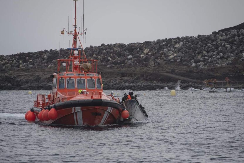  Archivo - Un barco de Salvamento Marítimo rescata a varios migrantes en un cayuco a su llegada al puerto de La Restinga, a 27 de agosto de 2024, en El Hierro, Canarias (España). - Antonio Sempere - Europa Press - Archivo 