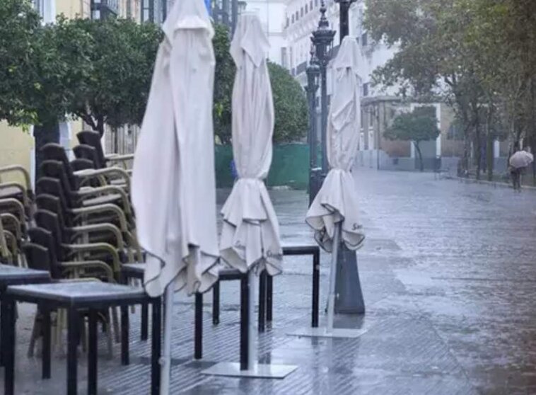  Veladores recogidos durante la intensa lluvia. Imagen de archivo.<br>- Joaquin Corchero - Europa Press 