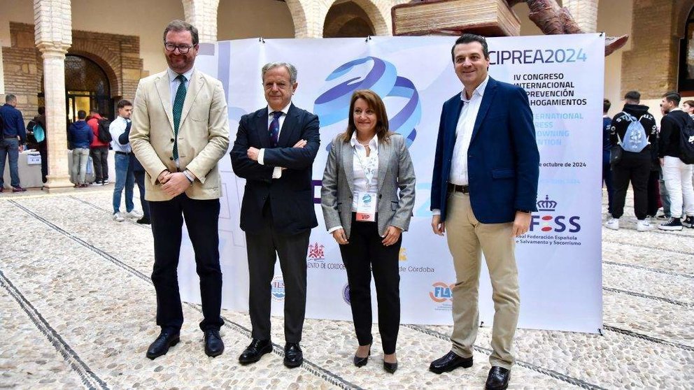  Isabel García Sanz, presidenta de la Comisión Gestora de la Real Federación Española de Salvamento y Socorrismo, junto a las autoridades que han estado presentes en la inauguración del CIPREA. Autor: Javier Sánchez /RFESS 