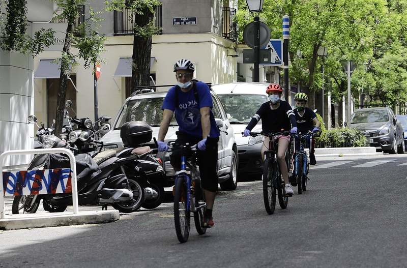  Transeúntes disfrutan de una mañana de deporte, durante el primer día en que los españoles pueden salir de casa a pasear y hacer ejercicio al aire libre, en Madrid (España), a 2 de mayo de 2020. - Josefina Blanco - Europa Press - Archivo 