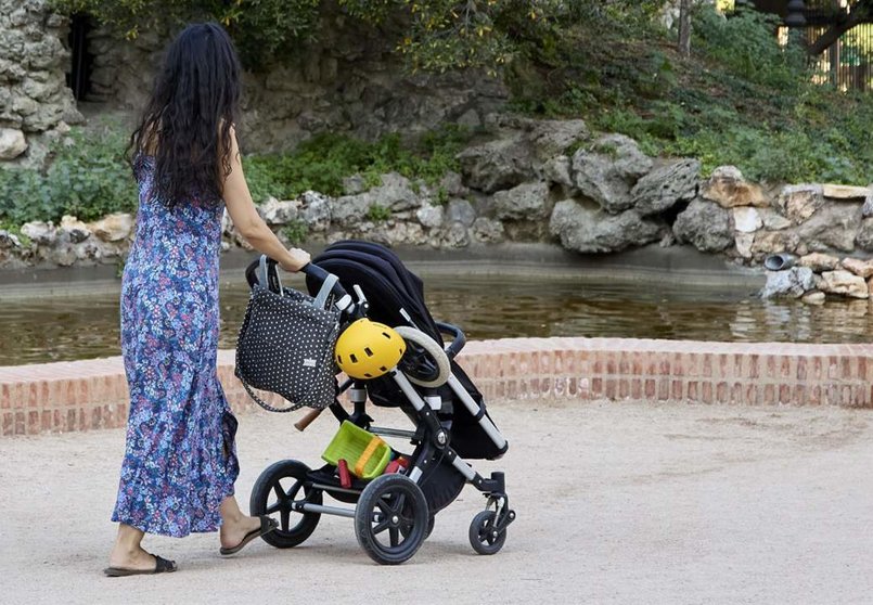  Una mujer pasea con un carrito de bebé en el parque de El Retiro. - Jesús Hellín - Europa Press 