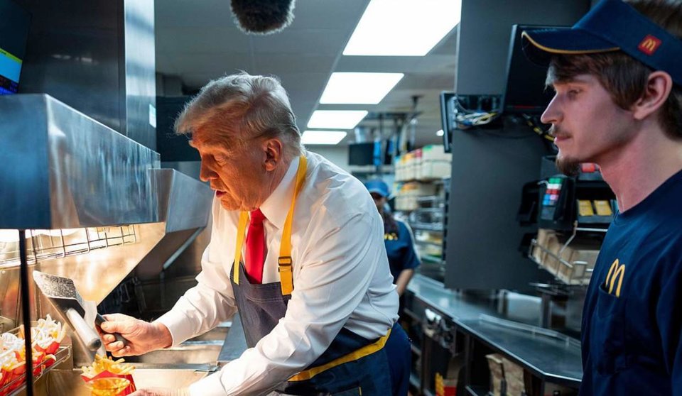  El candidato presidencial republicano y ex presidente Donald Trump usa una freidora durante una visita a McDonald's en Pensilvania este domingo 20 de octubre. DOUG MILLS / THE NEW YORK TIMES VIA AP 